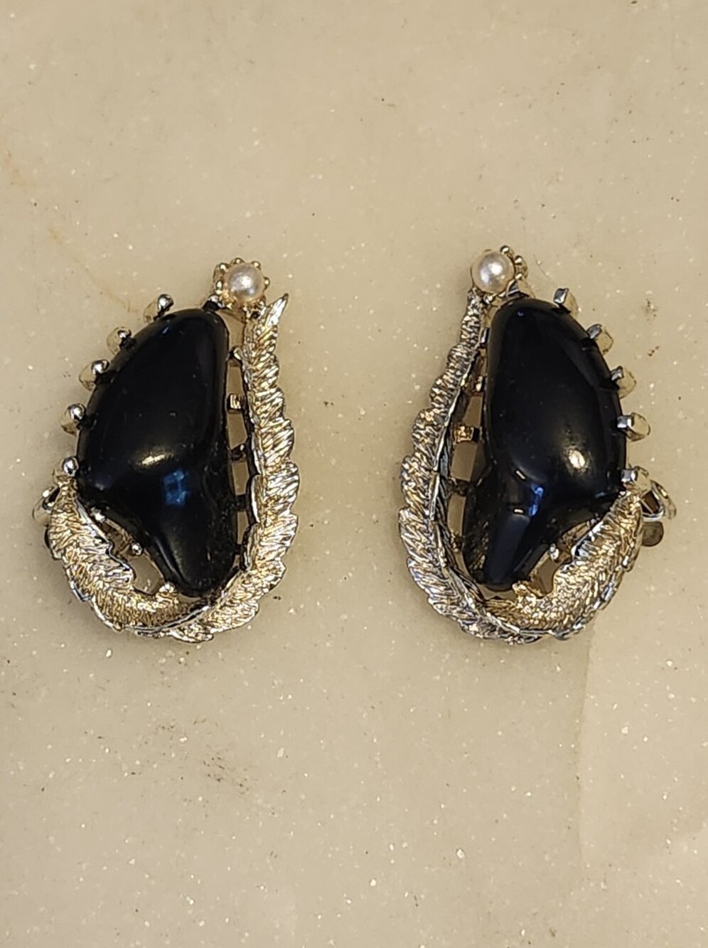 Vtg Coro Gold-Tone Black Lucite Teardrop Earrings with Pearl Accent